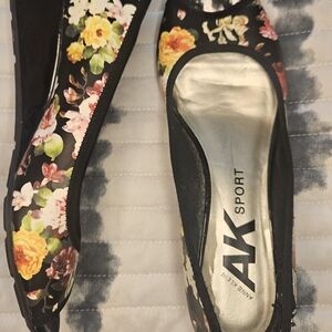 Anne Klein Sport Black Floral Flats/Low Heel, Aize 8.5